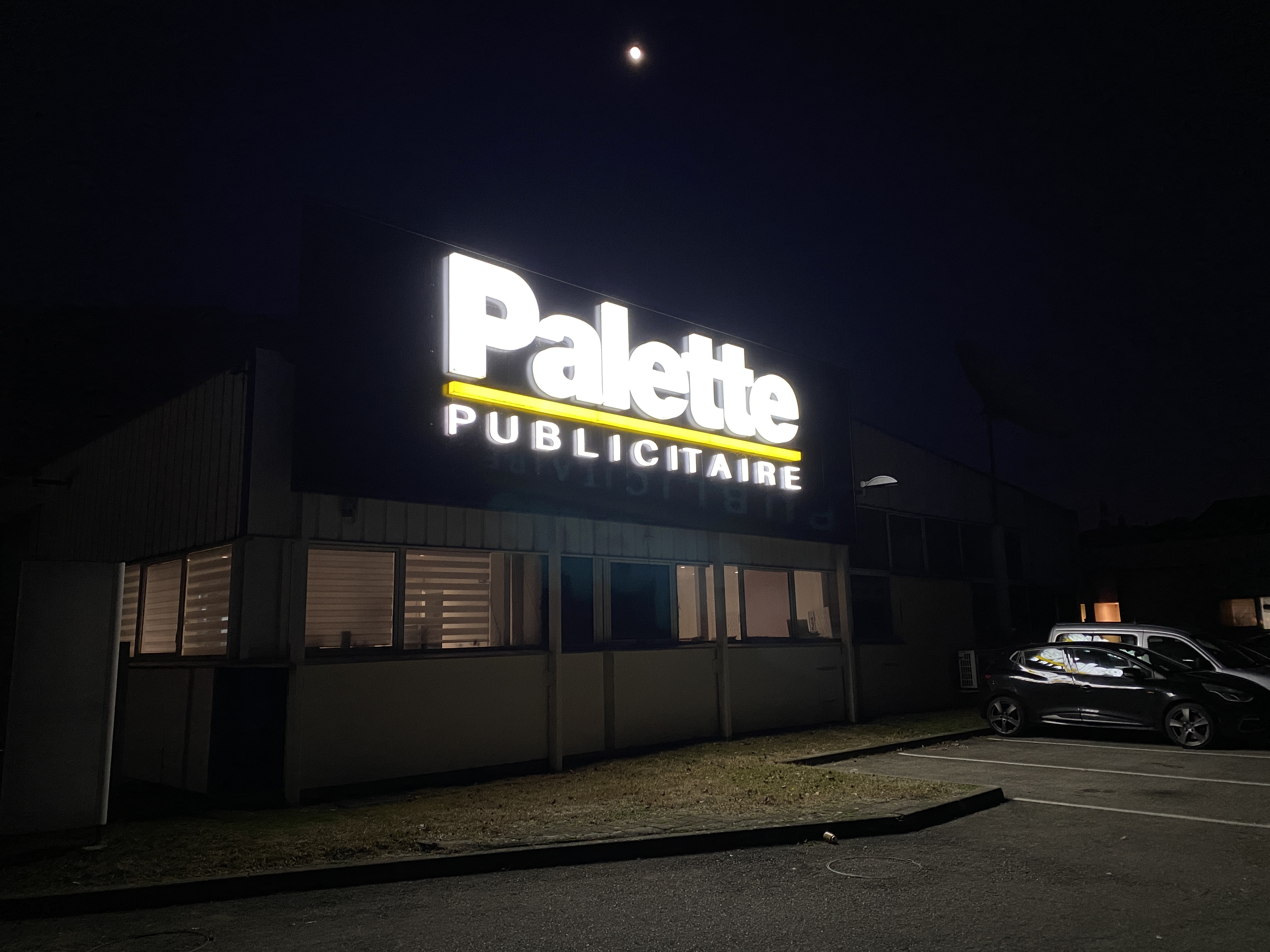 Enseigne éclairée de nuit - Palette Publicitaire