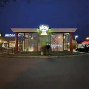 Enseigne lumineuse McDonald's éclairée de nuit