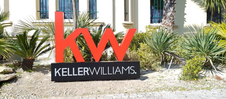 Logo sur socle Keller Williams - enseignes sur mesure