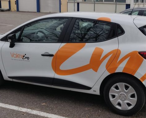 Marquage véhicule logo orange sur voiture blanche - fabricant d'enseignes et de signalétiques