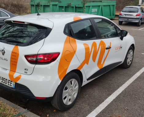 Marquage véhicule logo orange sur voiture blanche - fabricant d'enseignes et de signalétiques