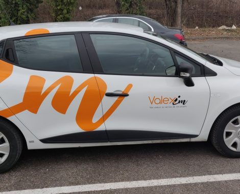 Marquage véhicule logo orange sur voiture blanche - fabricant d'enseignes et de signalétiques