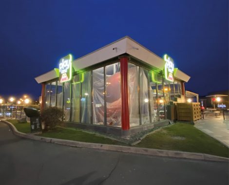 Enseigne lumineuse McDonald's éclairée de nuit